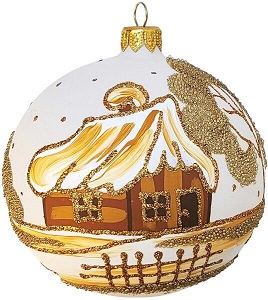 pulver beige julekugler med gyldne dekorationer
